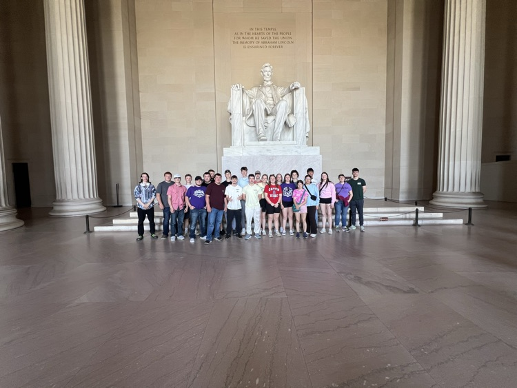 students directly in front of the Lincoln Memorial, Lincoln statue