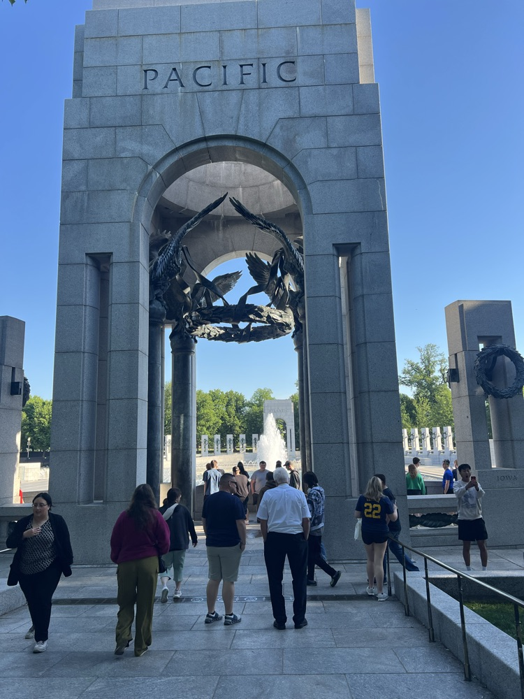 people walking into the WWII memorial in DC