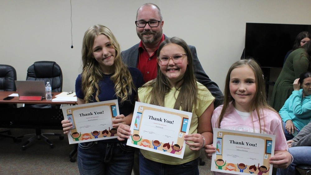 5th Grade Leads the Pledge