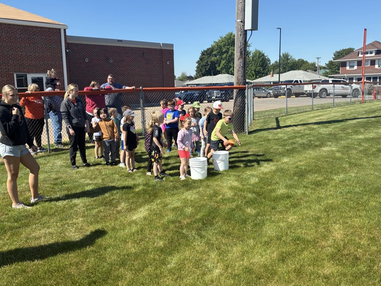 students participating in the sponge race 