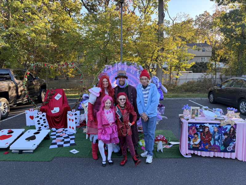  🥇 1st Place: Descendants Wicked Wonderland themed trunk