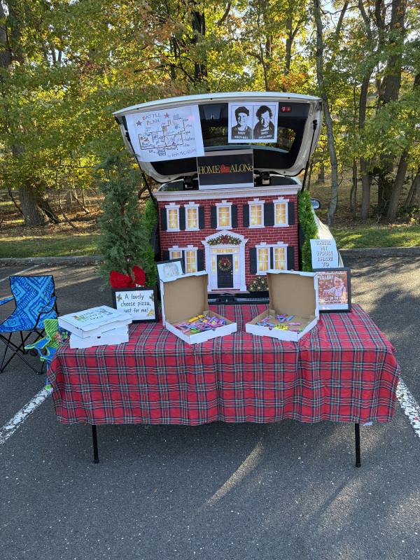 🥉 3rd Place: Home Alone themed trunk