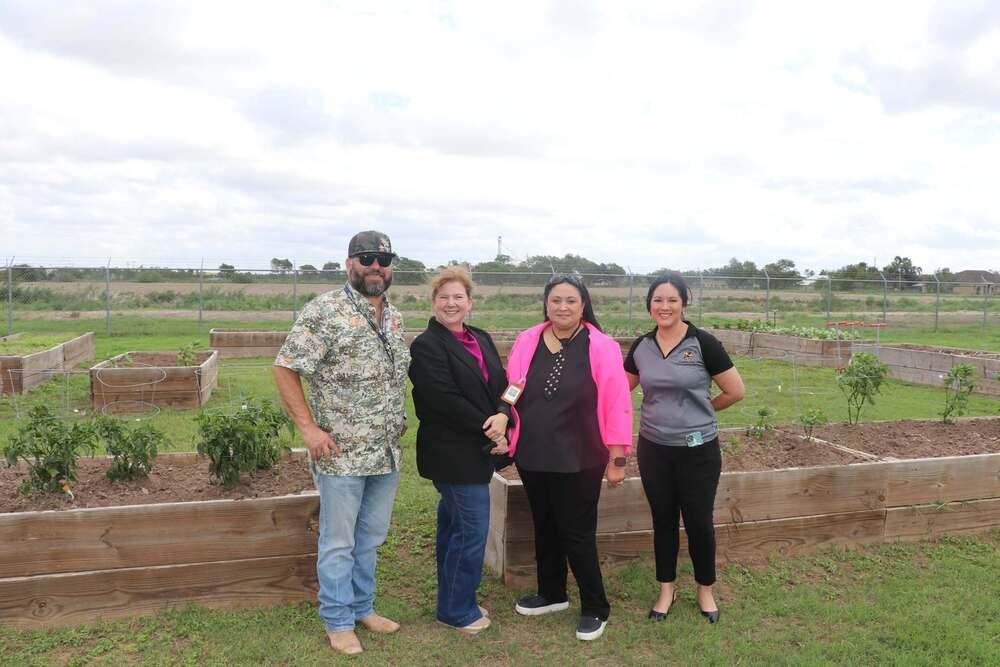 HAPPY NATIONAL SCHOOL LUNCH WEEK! 🌽🥕🍎 💛🖤 EDCOUCH-ELSA ISD CHILD NUTRITION DEPARTMENT 🖤💛 🎉 This week, we are celebrating National School Lunch Week and the WE BUY LOCAL Challenge! 🚜🌱 At Edcouch-Elsa ISD, we believe that healthy students are successful students! 💪📚 Through our commitment to the We Buy Local Challenge, we are proud to support Texas farmers, promote fresh, locally grown foods, and teach our students the importance of knowing where their food comes from! 🍅🥬🌽 🌟 Fresh Food. Local Farms. Healthy Yellow Jackets! 🌟 A huge THANK YOU to our hardworking cafeteria staff who go above and beyond every day to prepare nutritious, delicious meals for our students! 👩🍳👨🍳❤️ Together, we are nourishing young minds, supporting our local communities, and building healthier futures — one meal at a time! 🐝💛 GO YELLOW JACKETS!