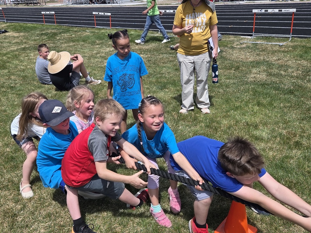 6 kids tugging on a rope