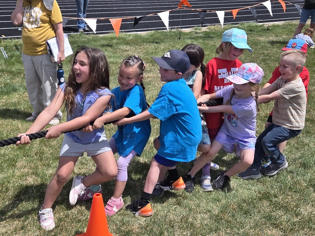 8 kids tugging on a rope