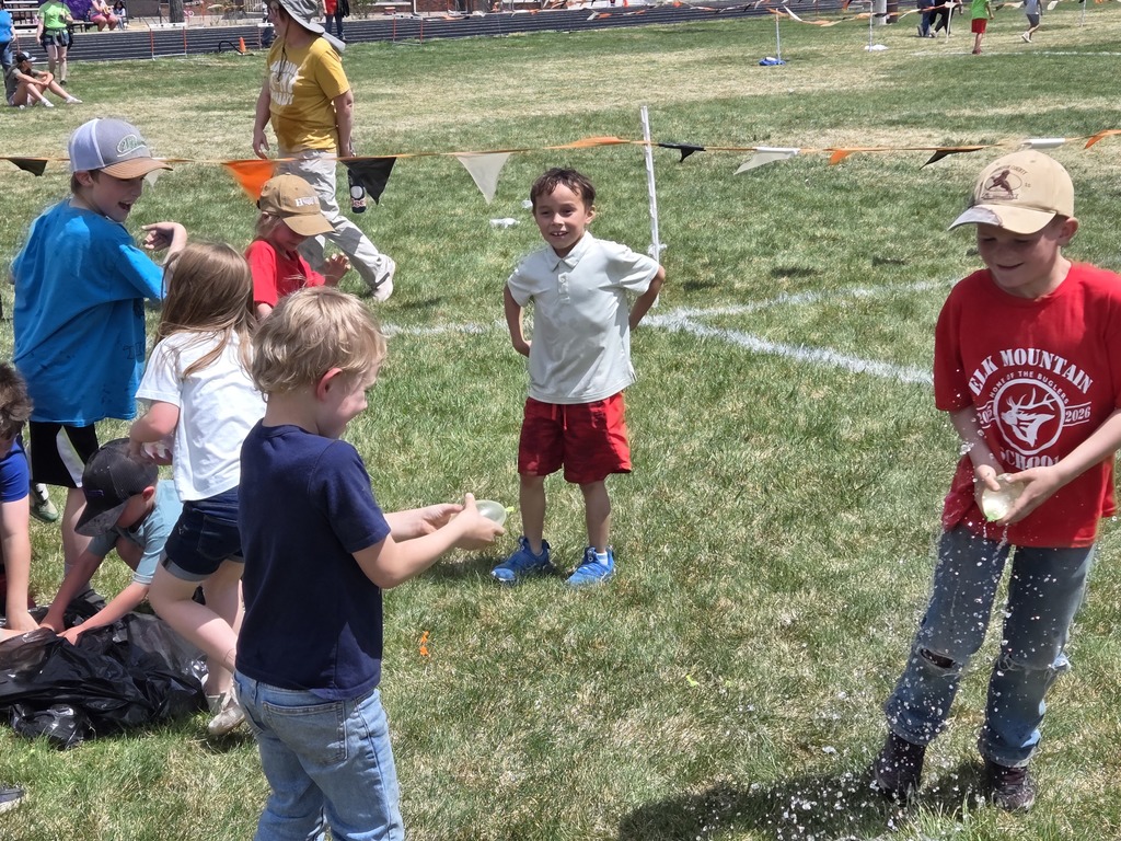 8 kids throwing water balloons 