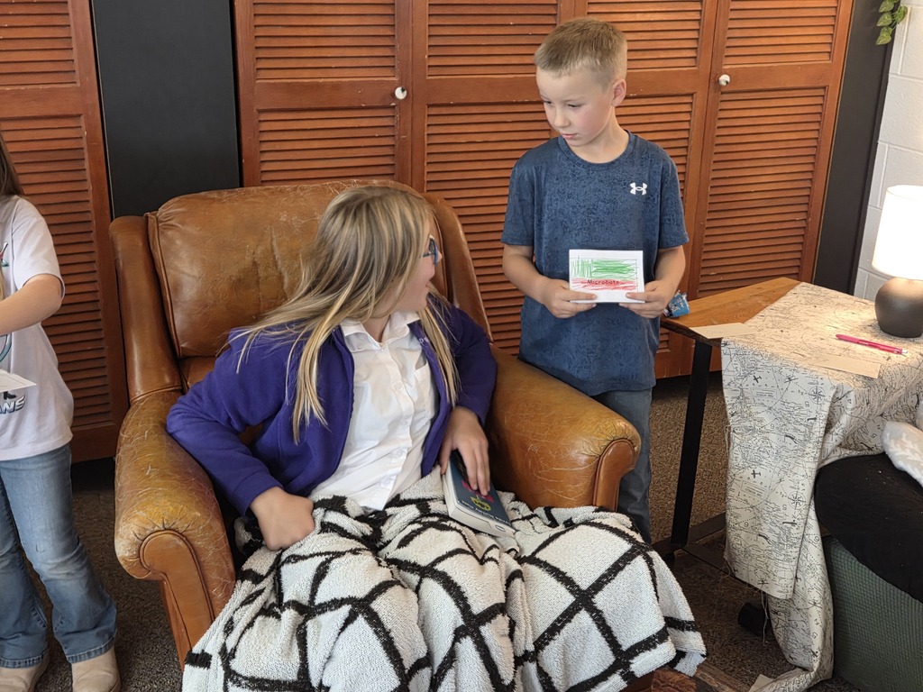 2 kids reading together
