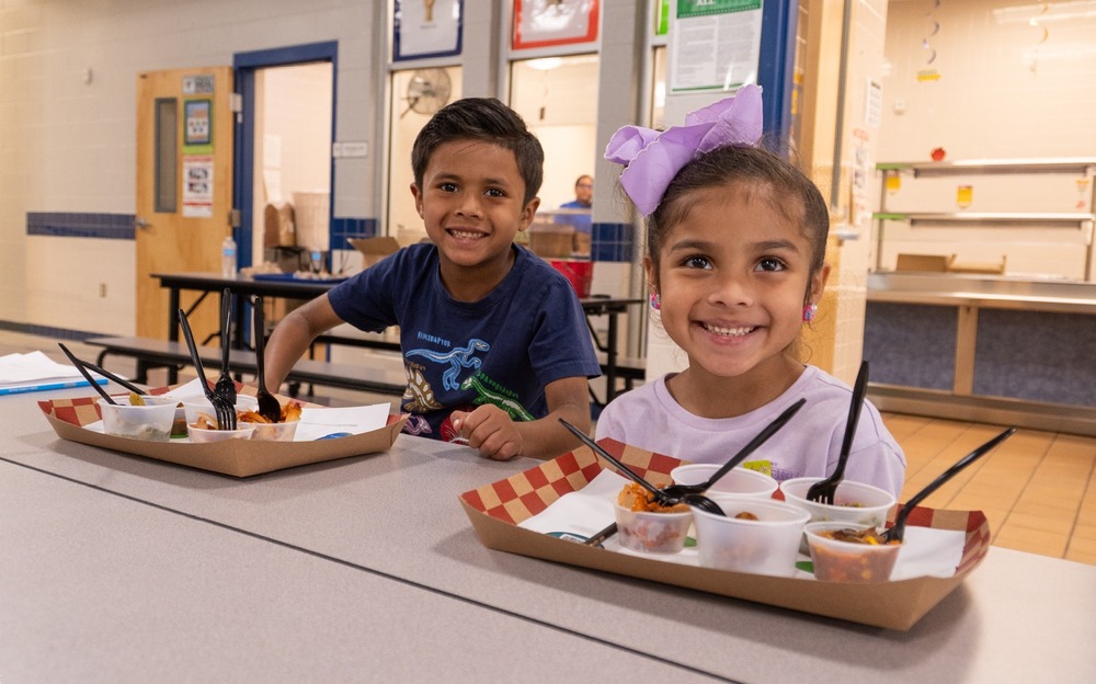 EISD students enjoying a school lunch