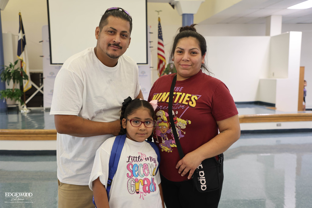 Gardendale First Day photo of a 2nd grader and her family 