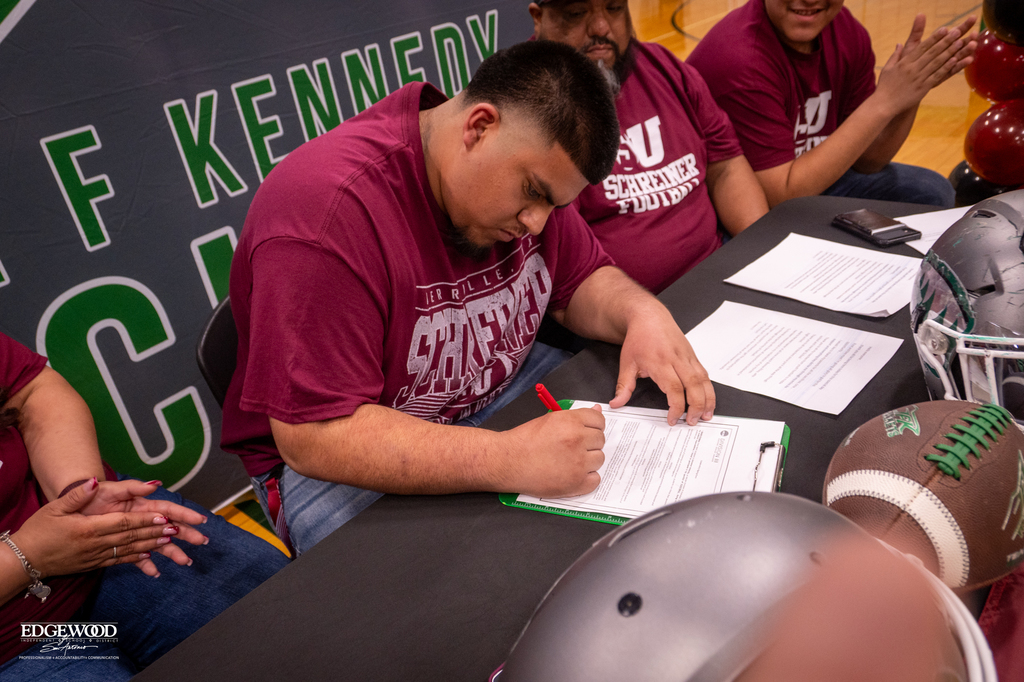 Daniel Enriquez signs to play football at Schriner University