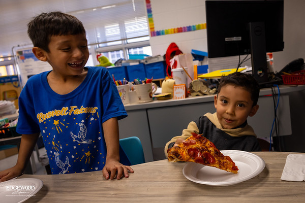 Children eating pizza