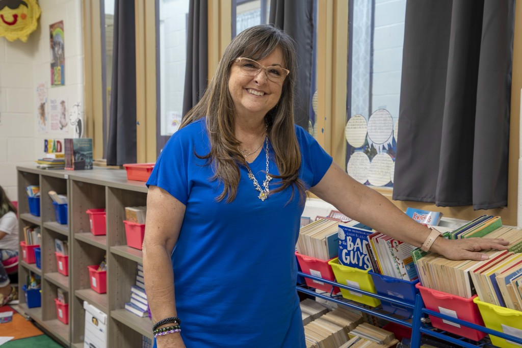 We have caring and supporting teachers, like Ms. Cabello at Perales STEAM Elementary!