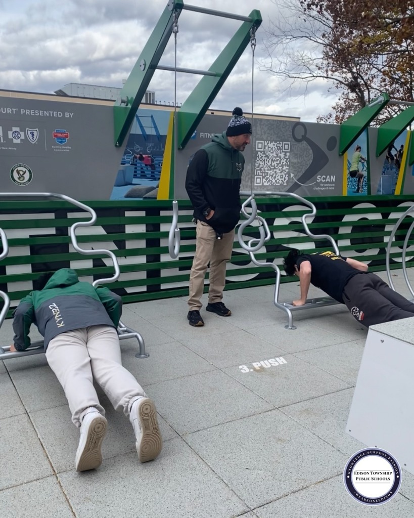 Push up competition on the JPS Fitness Court 