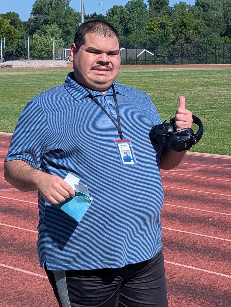 intern smiling and showing a thumbs up