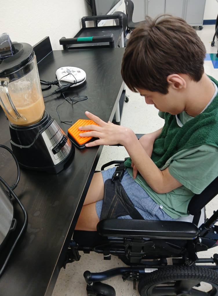 an intern pressing a switch button to activate the blender