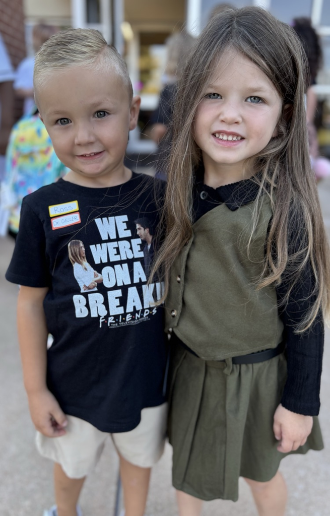 students dressed up as Ross and Rachel from friends 