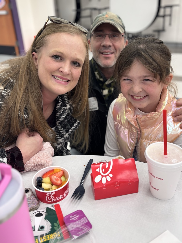 student and parents enjoying lunch 