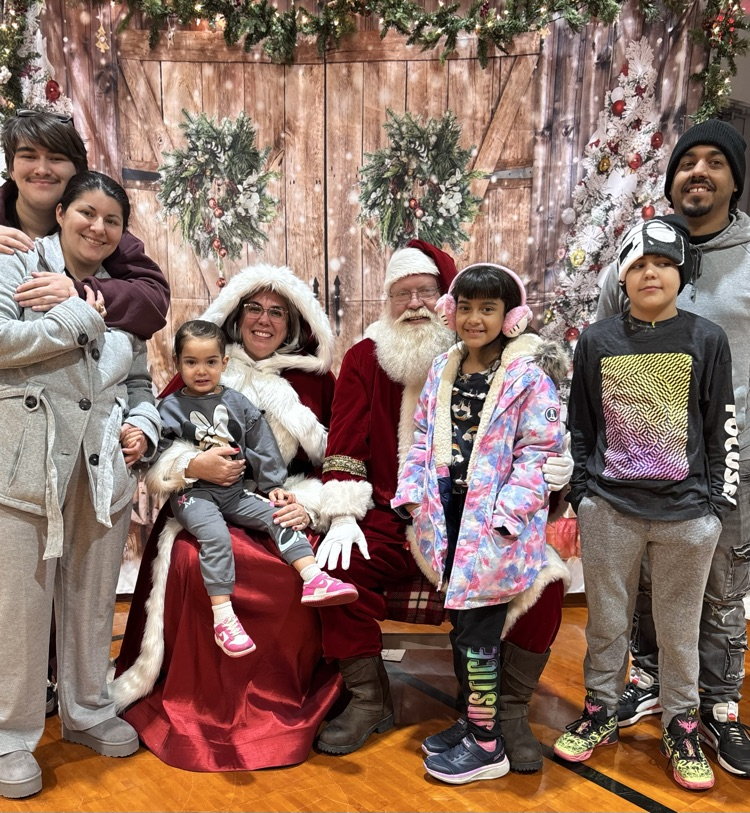 family photo with Santa and Mrs clause 