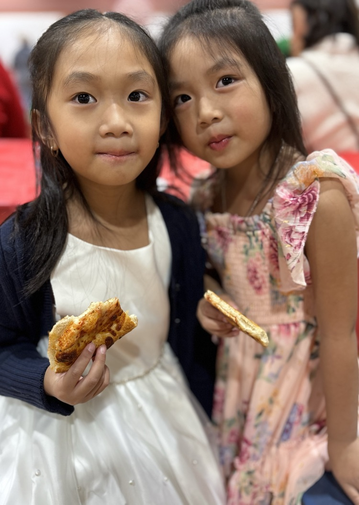 students eating pizza 