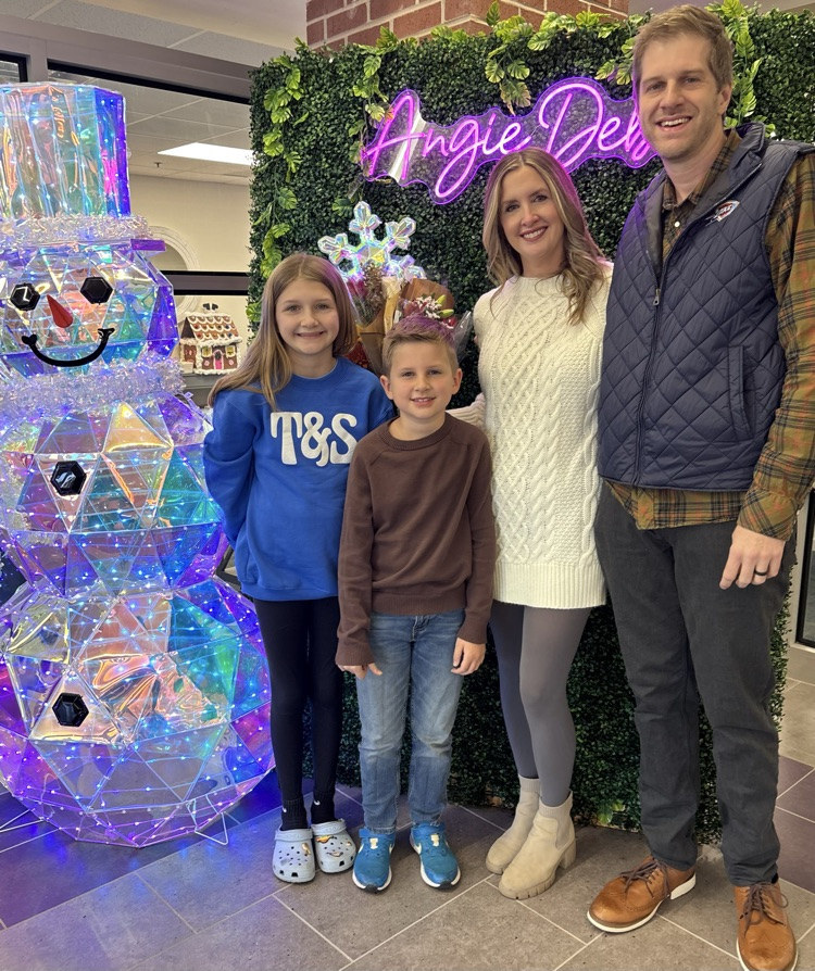 ms Shelbi with her family 