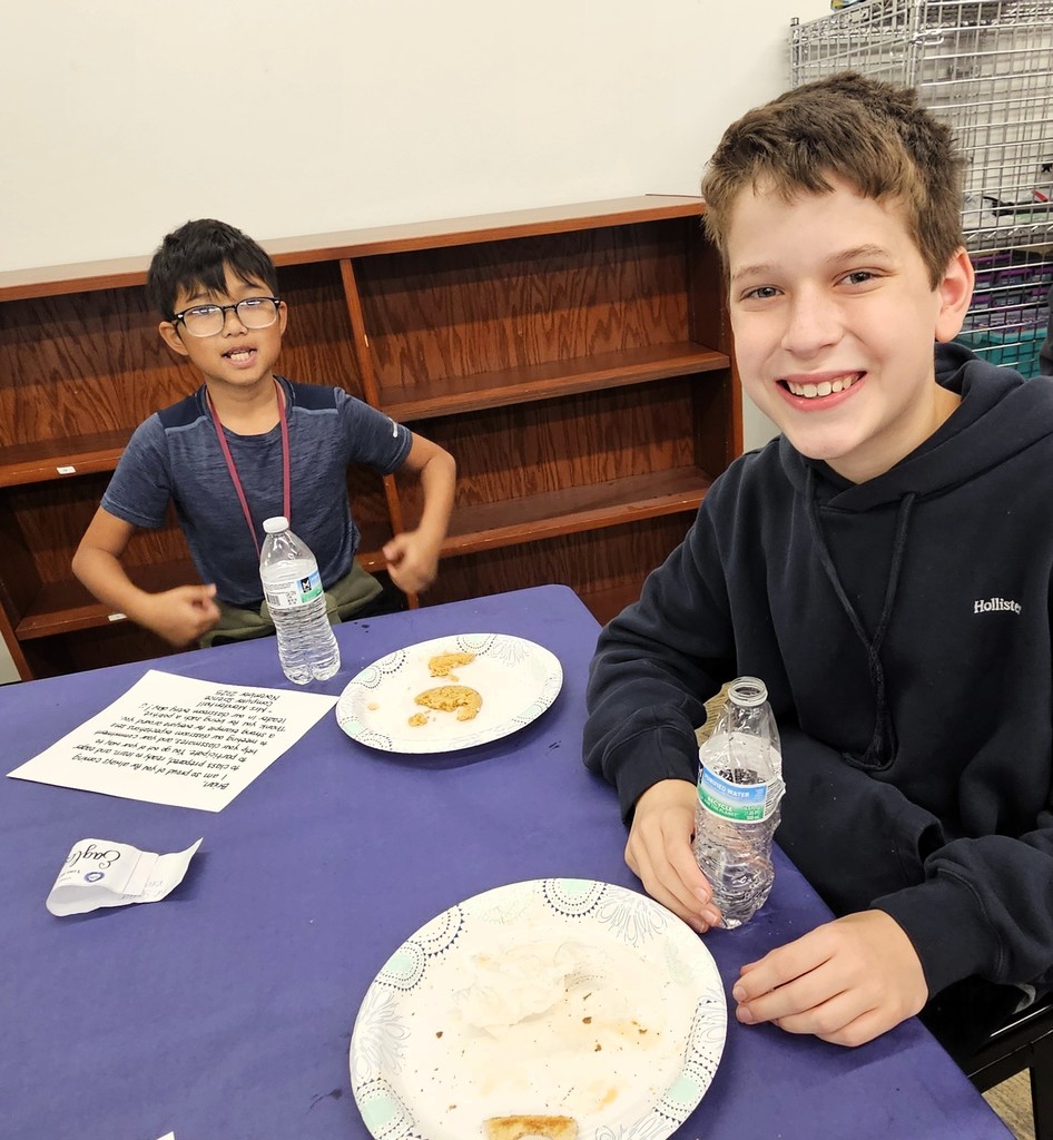 Students eating pizza together at Eagles Nest luncheon.