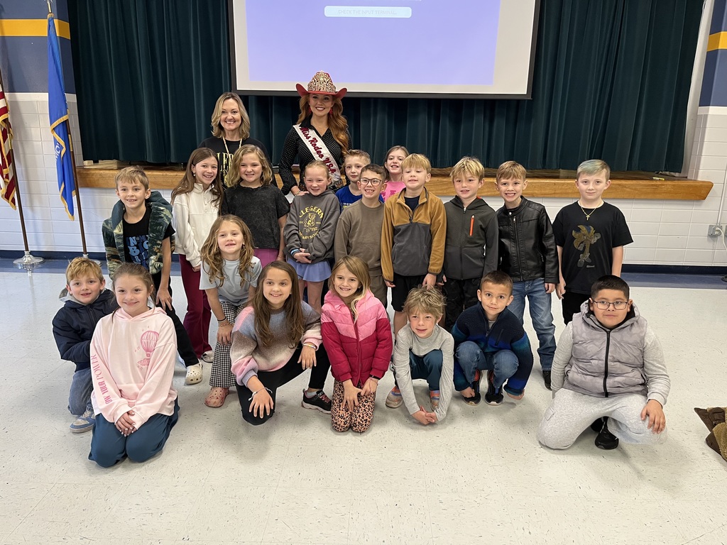 A second grade class poses with Miss Rodeo USA