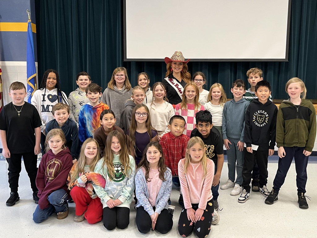A fourth grade class poses with Miss Rodeo USA.