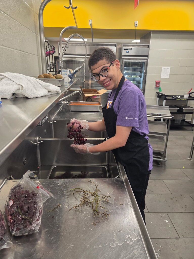 An intern washing fruit. 
