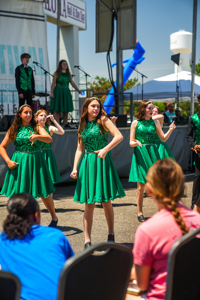 show choir performing