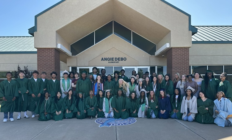 seniors in front of Angie Debo 