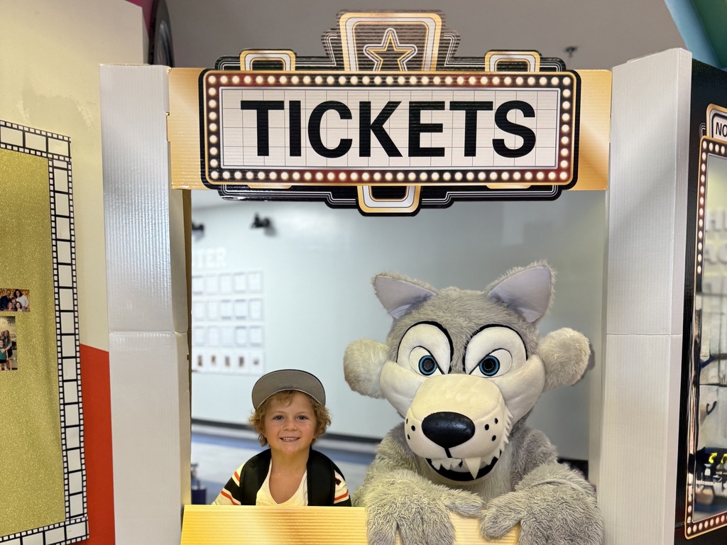 Student posing with Mascot