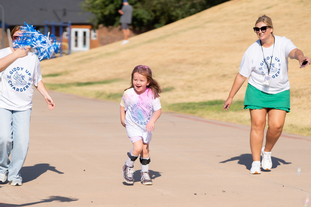 student running in a color run