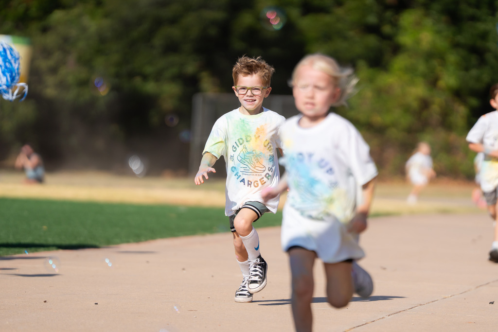student running in a color run