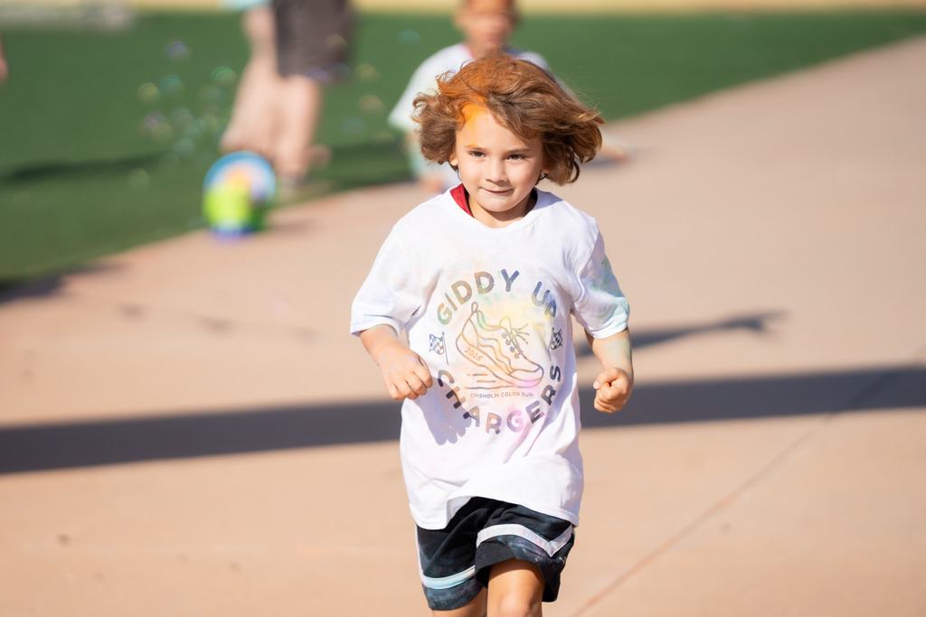 student running in a color run