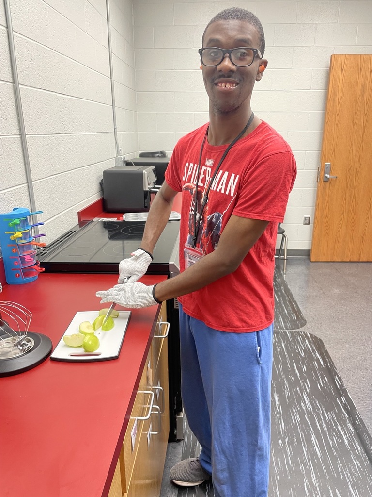 Intern cutting apples