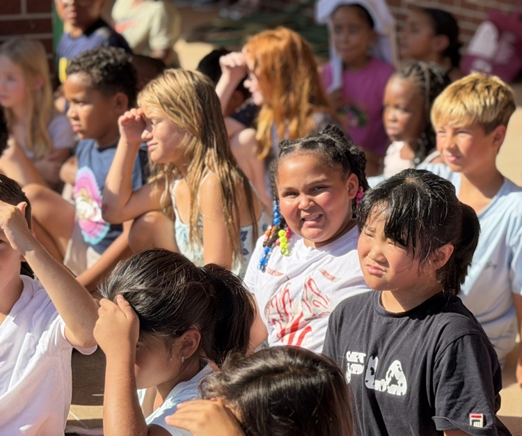 students watching mobile dairy truck 