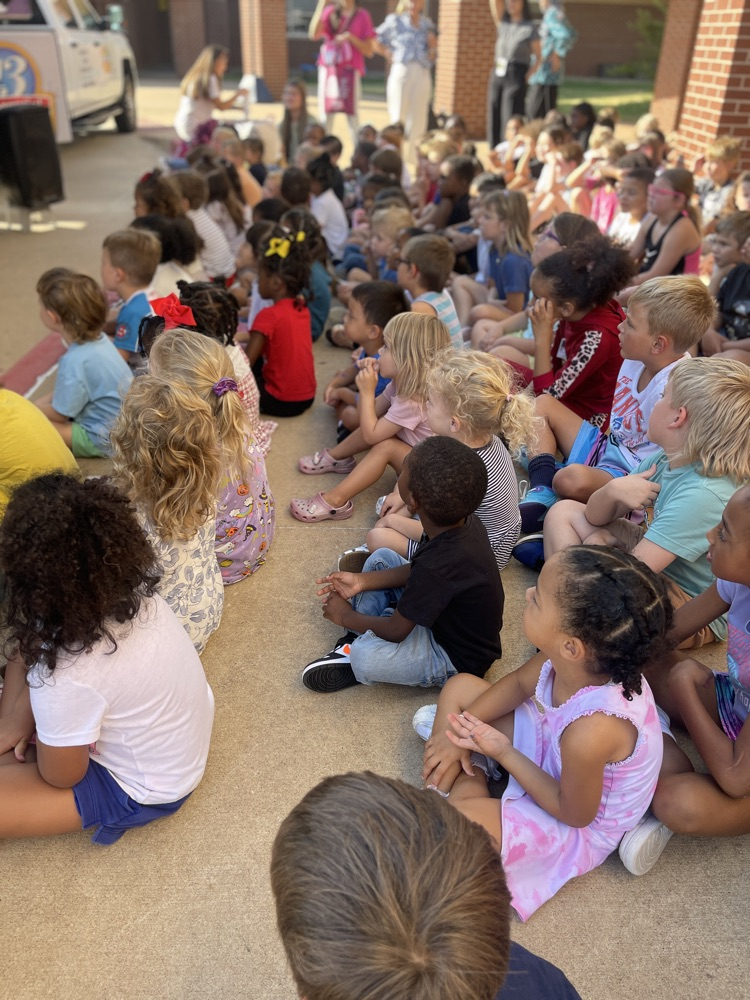 students watching mobile dairy truck 