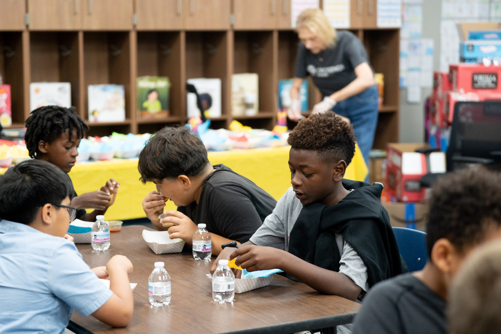 students eating 