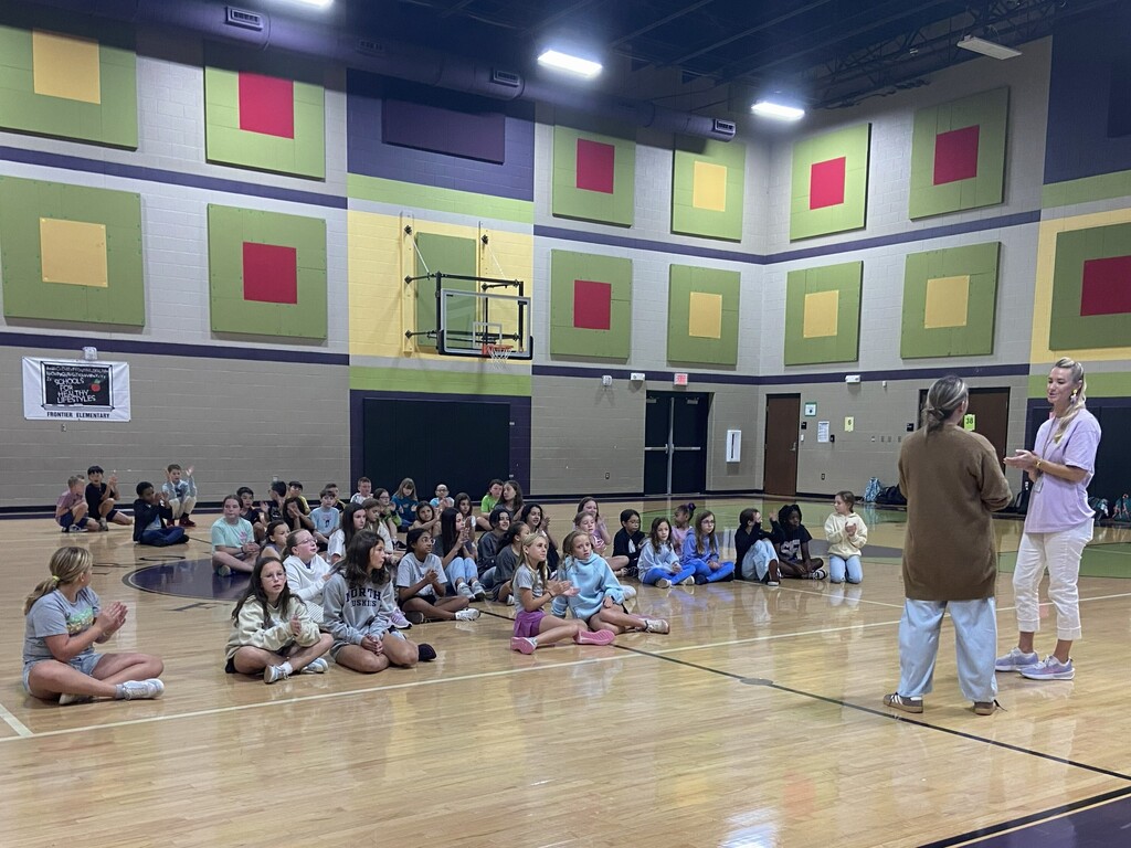 students applauding guest speaker