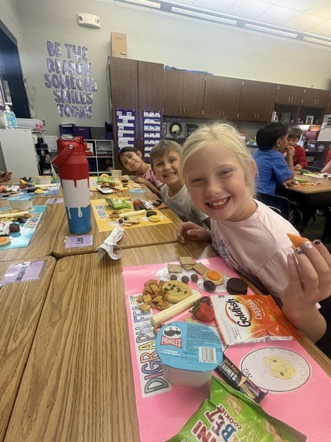 kids posing with digraph feast