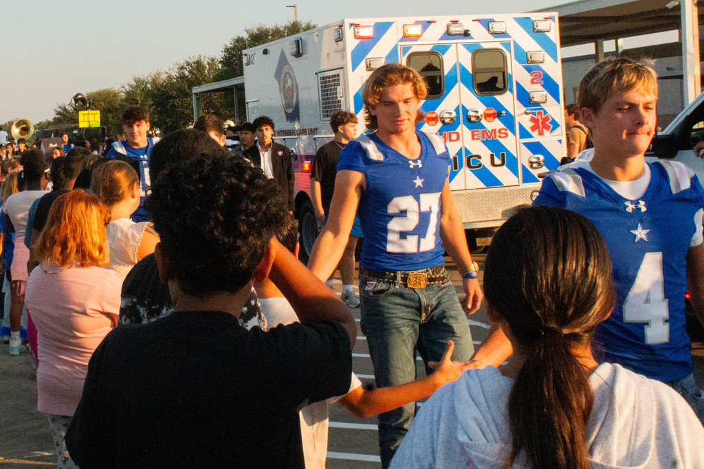 Our Senior Cowboys and Cowgirls carried on a proud Homecoming tradition today with a parade through town — here’s a look at their stop at Edna Elementary!  The younger students cheered them on with big smiles and plenty of Cowboy spirit 💙🤍. The future of Edna is shining bright!