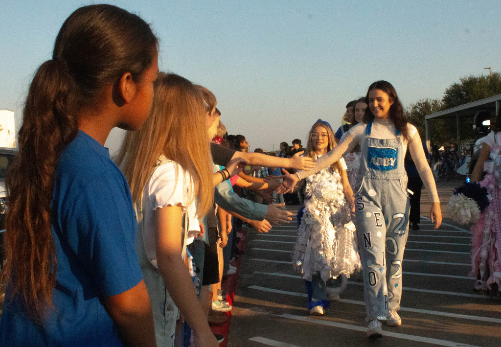 Our Senior Cowboys and Cowgirls carried on a proud Homecoming tradition today with a parade through town — here’s a look at their stop at Edna Elementary!  The younger students cheered them on with big smiles and plenty of Cowboy spirit 💙🤍. The future of Edna is shining bright!