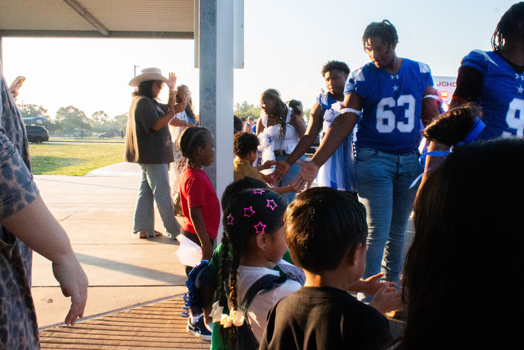 Our Senior Cowboys and Cowgirls carried on a proud Homecoming tradition today with a parade through town — here’s a look at their stop at Edna Elementary!  The younger students cheered them on with big smiles and plenty of Cowboy spirit 💙🤍. The future of Edna is shining bright!