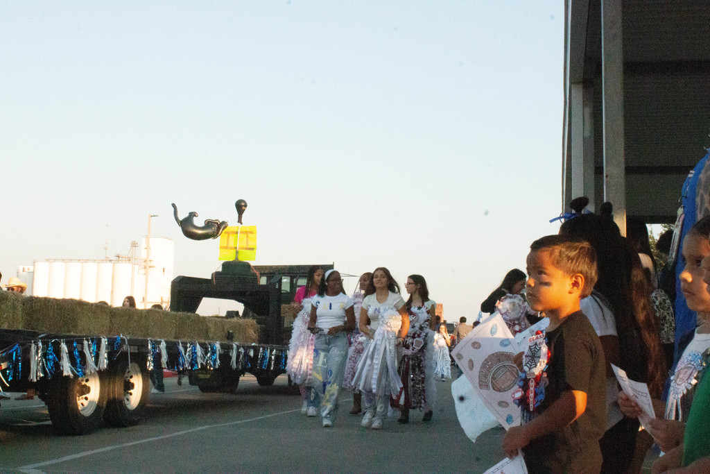 Our Senior Cowboys and Cowgirls carried on a proud Homecoming tradition today with a parade through town — here’s a look at their stop at Edna Elementary!  The younger students cheered them on with big smiles and plenty of Cowboy spirit 💙🤍. The future of Edna is shining bright!