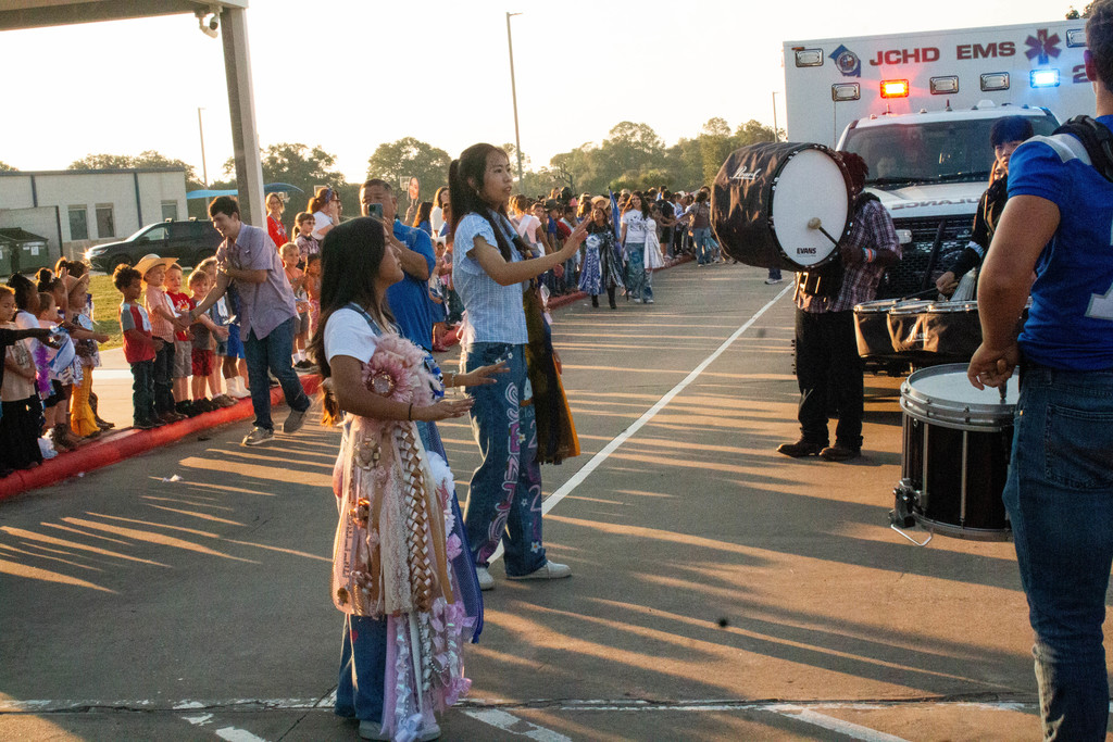 Our Senior Cowboys and Cowgirls carried on a proud Homecoming tradition today with a parade through town — here’s a look at their stop at Edna Elementary!  The younger students cheered them on with big smiles and plenty of Cowboy spirit 💙🤍. The future of Edna is shining bright!