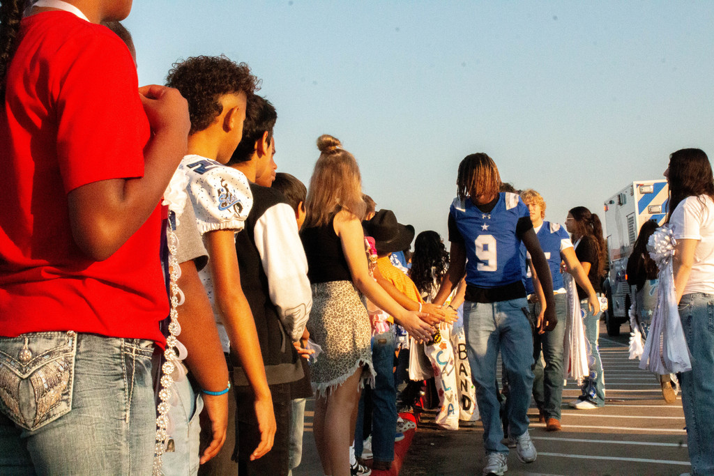 Our Senior Cowboys and Cowgirls carried on a proud Homecoming tradition today with a parade through town — here’s a look at their stop at Edna Elementary!  The younger students cheered them on with big smiles and plenty of Cowboy spirit 💙🤍. The future of Edna is shining bright!
