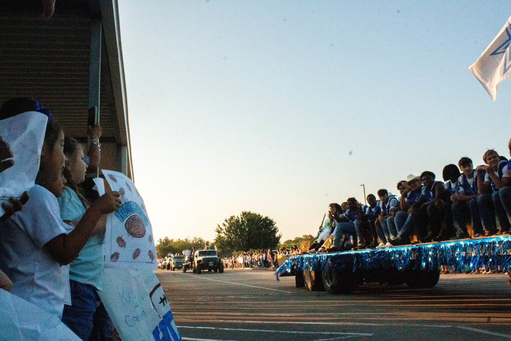 Our Senior Cowboys and Cowgirls carried on a proud Homecoming tradition today with a parade through town — here’s a look at their stop at Edna Elementary!  The younger students cheered them on with big smiles and plenty of Cowboy spirit 💙🤍. The future of Edna is shining bright!