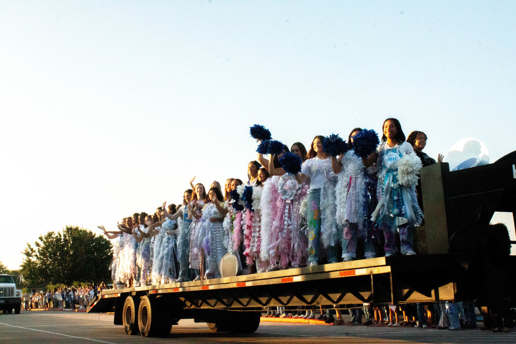 Our Senior Cowboys and Cowgirls carried on a proud Homecoming tradition today with a parade through town — here’s a look at their stop at Edna Elementary!  The younger students cheered them on with big smiles and plenty of Cowboy spirit 💙🤍. The future of Edna is shining bright!