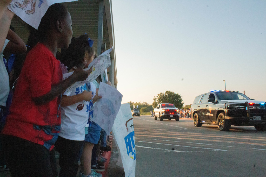 Our Senior Cowboys and Cowgirls carried on a proud Homecoming tradition today with a parade through town — here’s a look at their stop at Edna Elementary!  The younger students cheered them on with big smiles and plenty of Cowboy spirit 💙🤍. The future of Edna is shining bright!