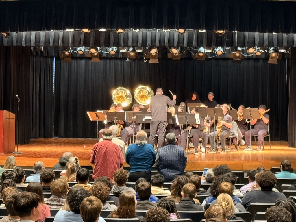 Today, the City of Edna and Edna ISD hosted a Veterans Day program at Edna High School.  Thank you to our local veterans for attending and to Shiloh Baptist Church for providing a meal for these heroes.  Thank you for your service! ❤️🤍💙